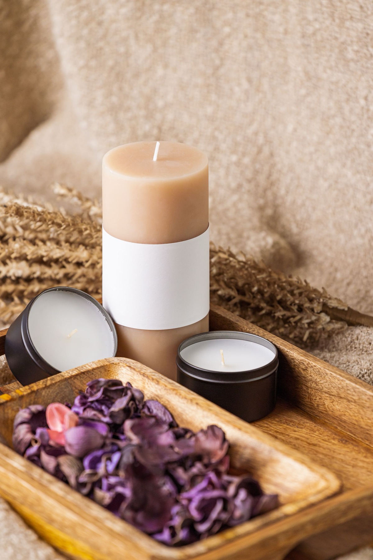 Un dettaglio della spa: candela e fiori secchi
